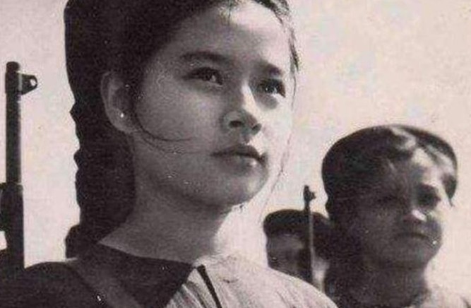 1979年，黄干宗被两个越南女兵抓走，他已经做好赴死的准备，谁知女人却说：“我们