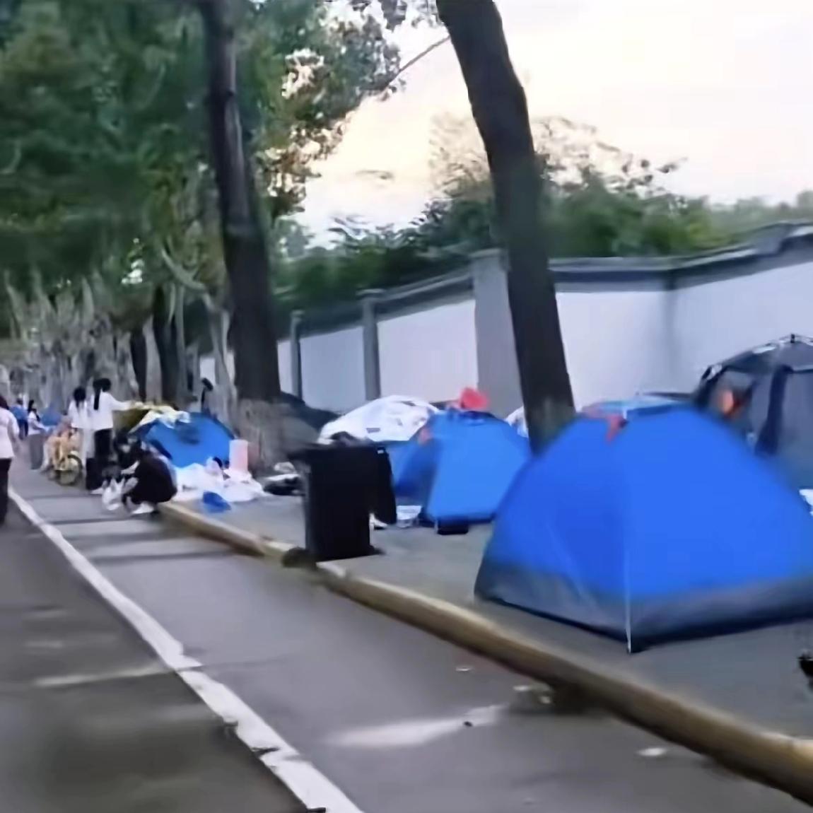 国庆期间出现了帐文化，掀起帐篷露营潮忽然发现，现在大家出去玩旅游，越来越多的年