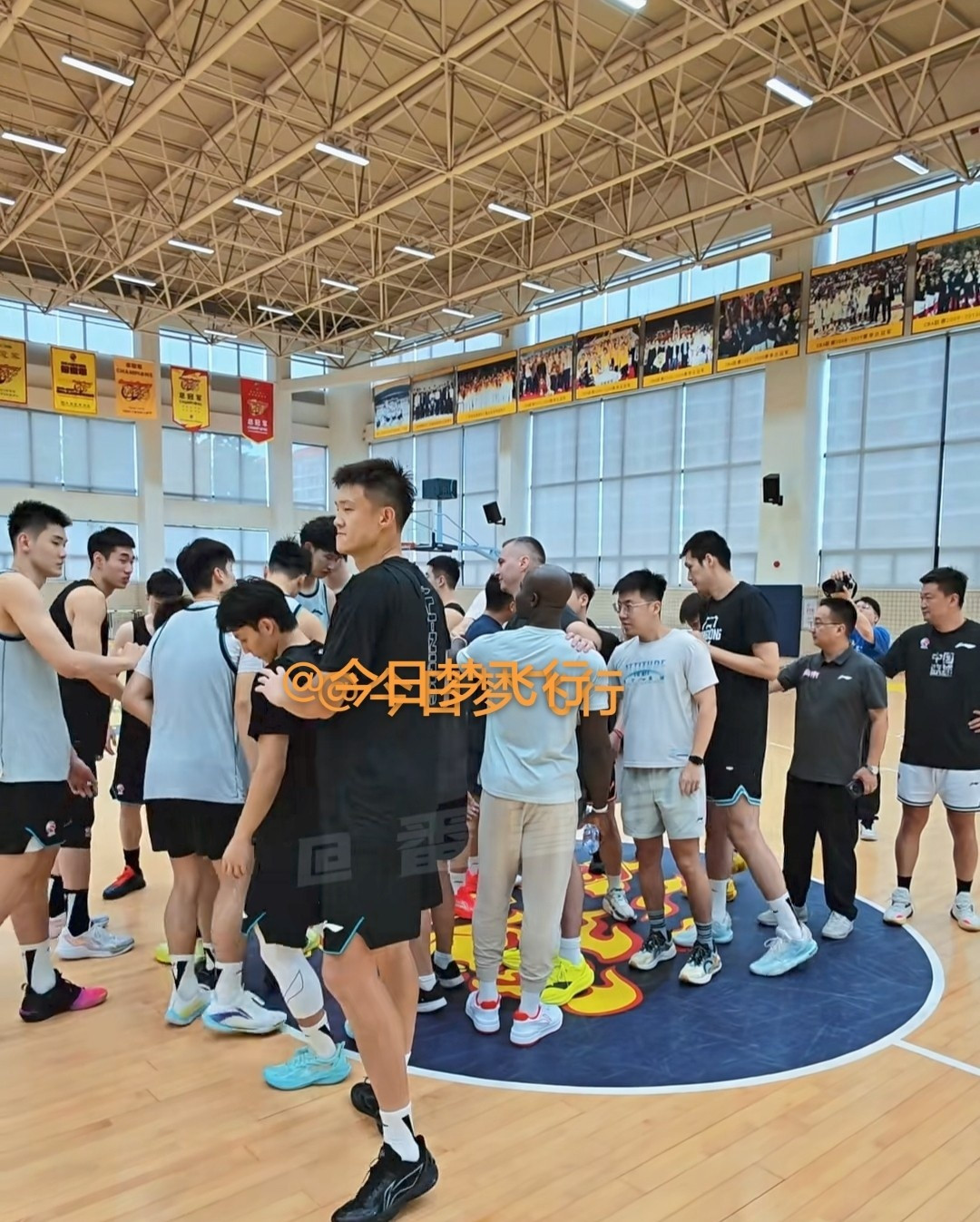新赛季广东队的张皓嘉、张文逸有可能就是角色球员！两场热身赛打下来，广东国内阵容的轮换观察已经有了一个