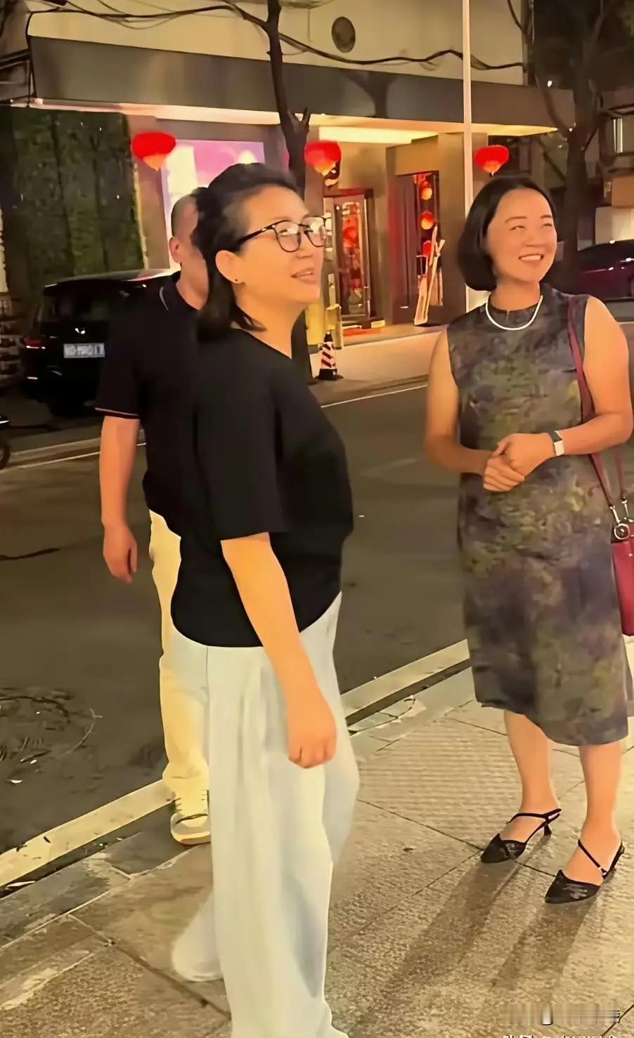 王小丫最近的近况照片，状态真的惊到我。现在58岁的人，皮肤舒展，偶尔出门遛弯，
