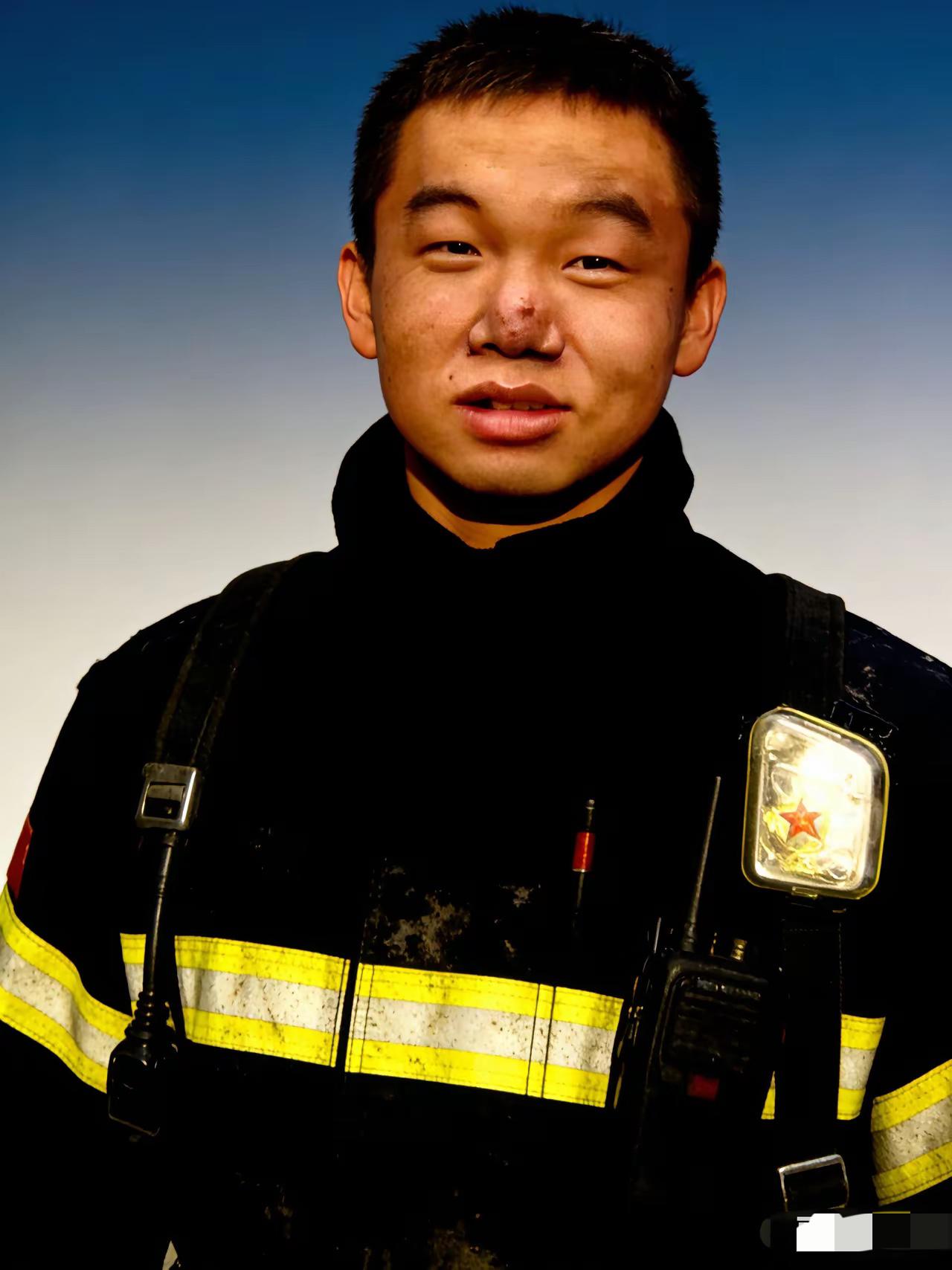 穿上消防服，他成了守护者。却在20岁，葬身火海，成为一等功烈士。他叫刘泽军。
