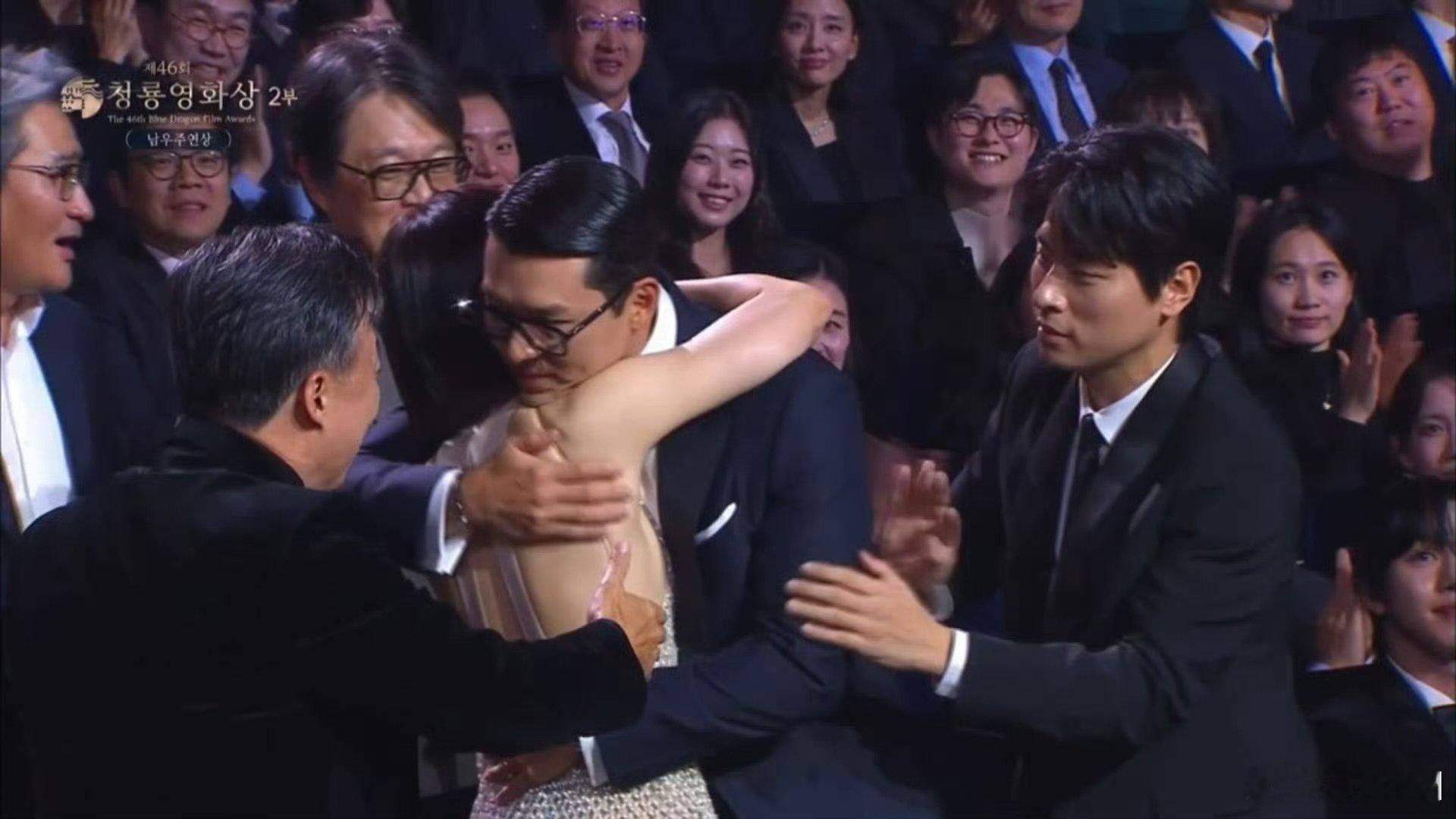 玄彬孙艺珍拥抱，这细节比任何台词都甜，真夫妻就是赢麻了。