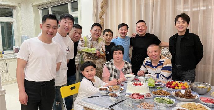 郭德纲开始回击小黑粉了，而回击的方式比较特别，在直播间回应一些流传已久的争议和谣