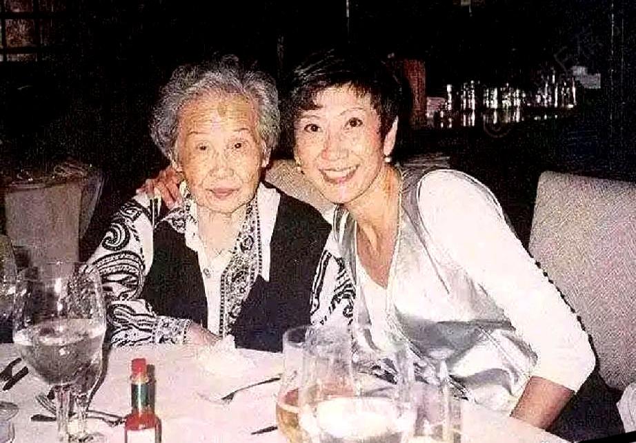 施南生那股子清醒劲儿，真不是白来的，看看她妈妈就懂了。两个人眉眼特别像，尤其那