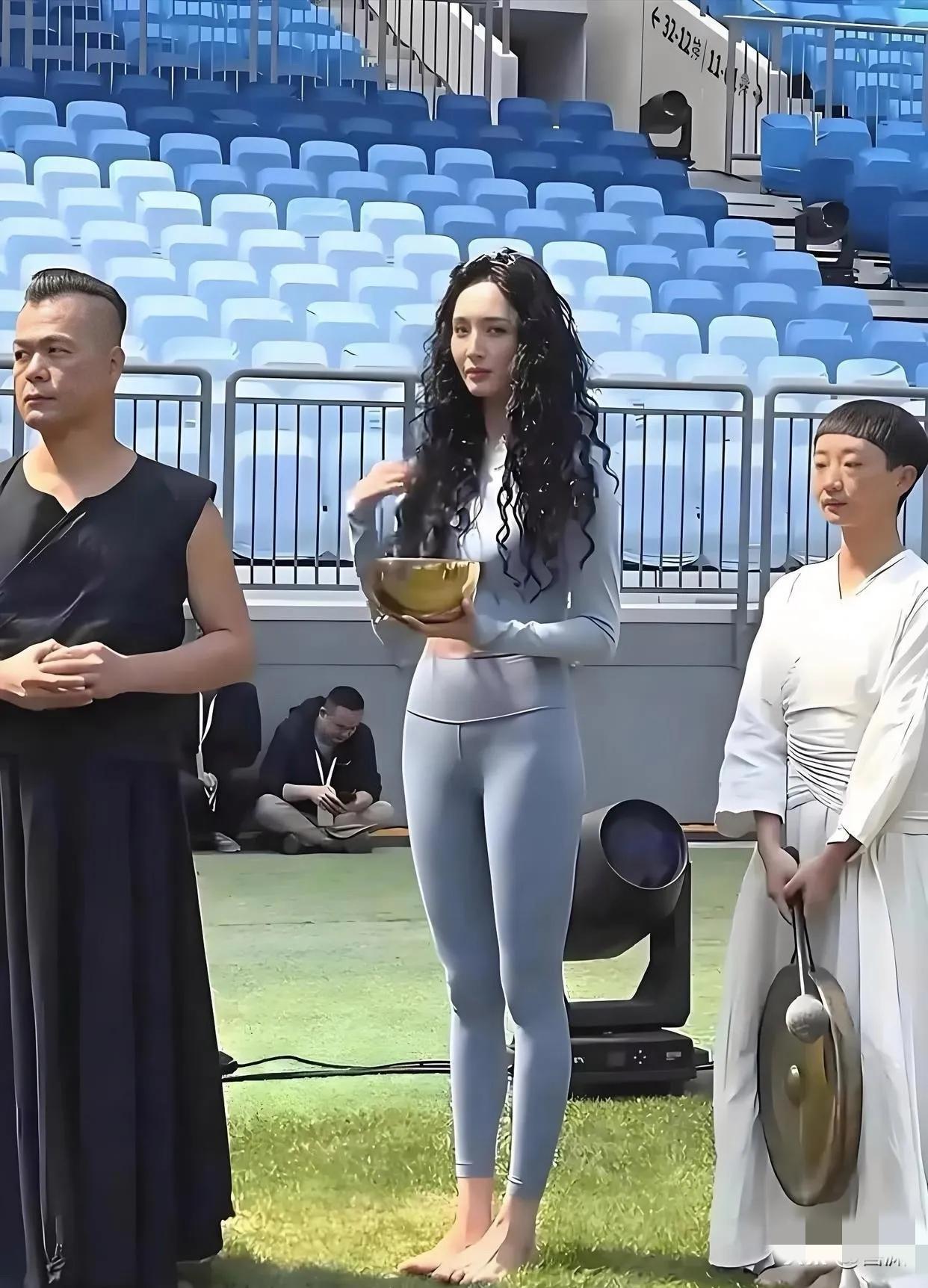 我滴个天！万万没想到啊！她本人比电视里还要漂亮，难怪那么多人喜欢她。[赞]