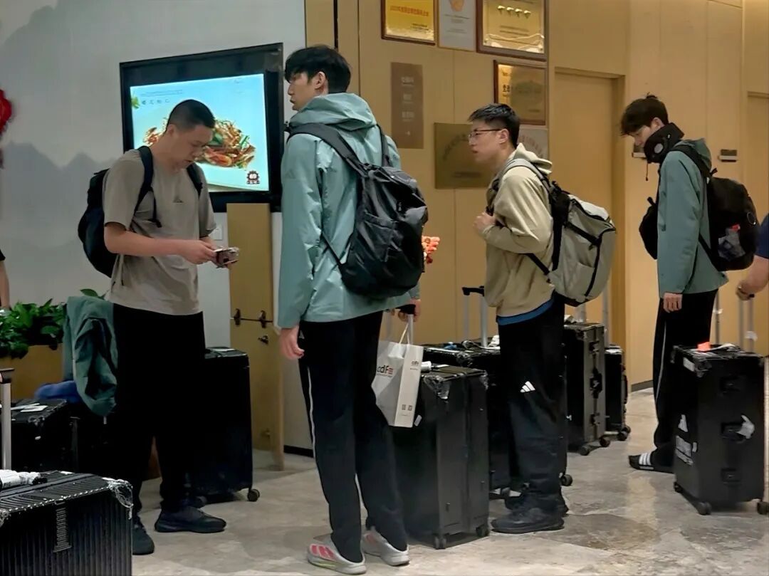 中国男排回到宁波全力备战总决赛7月21日晚，结束三周跨国分站赛的中国男排飞抵宁