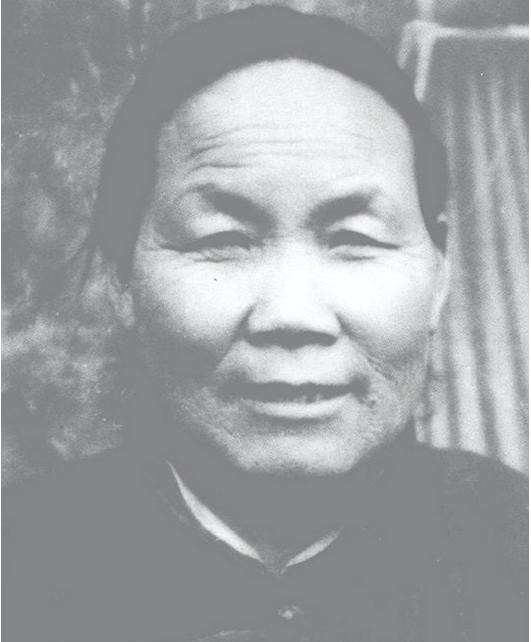1940年，山东一大娘给八路军煮了浓稠的小米粥，饥饿的战士们狼吞虎咽。班长发觉不