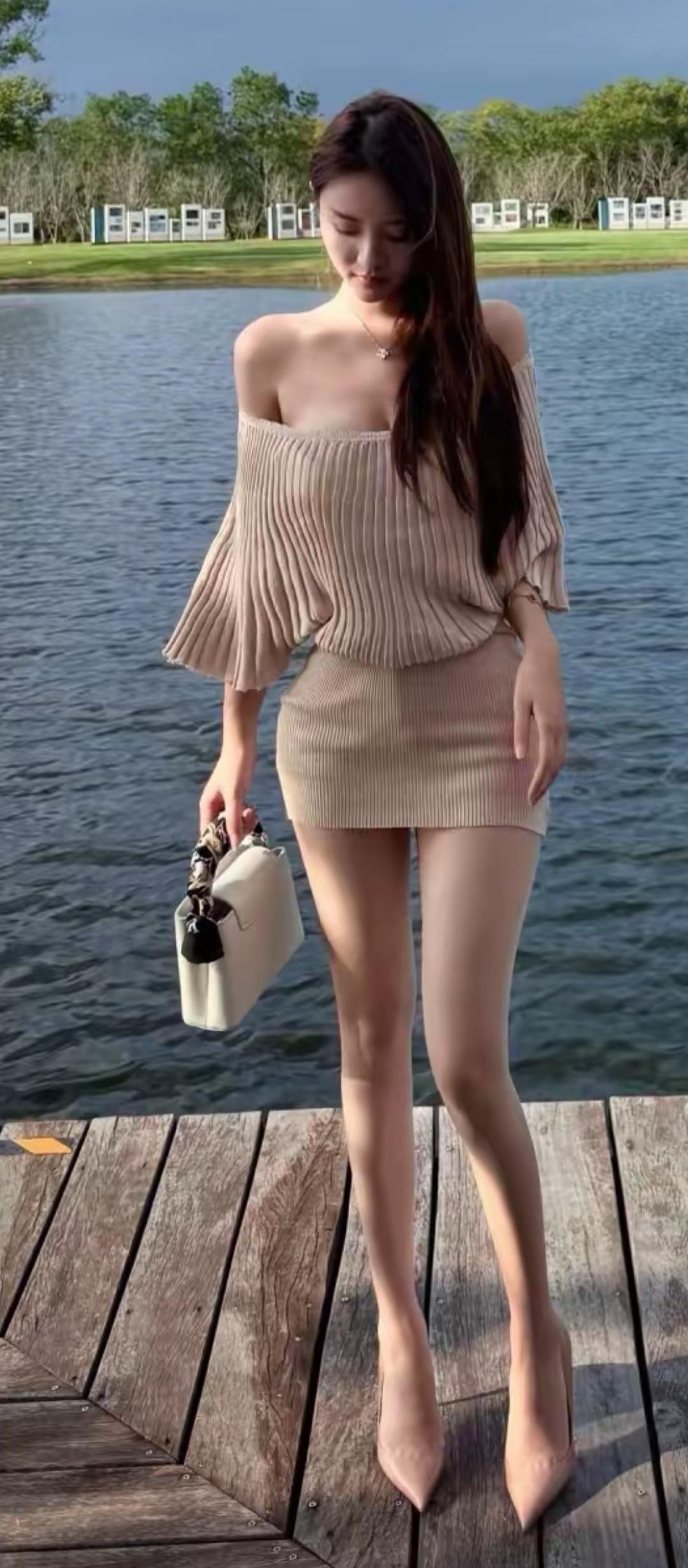 湖畔轻纱舞，风姿似画来。