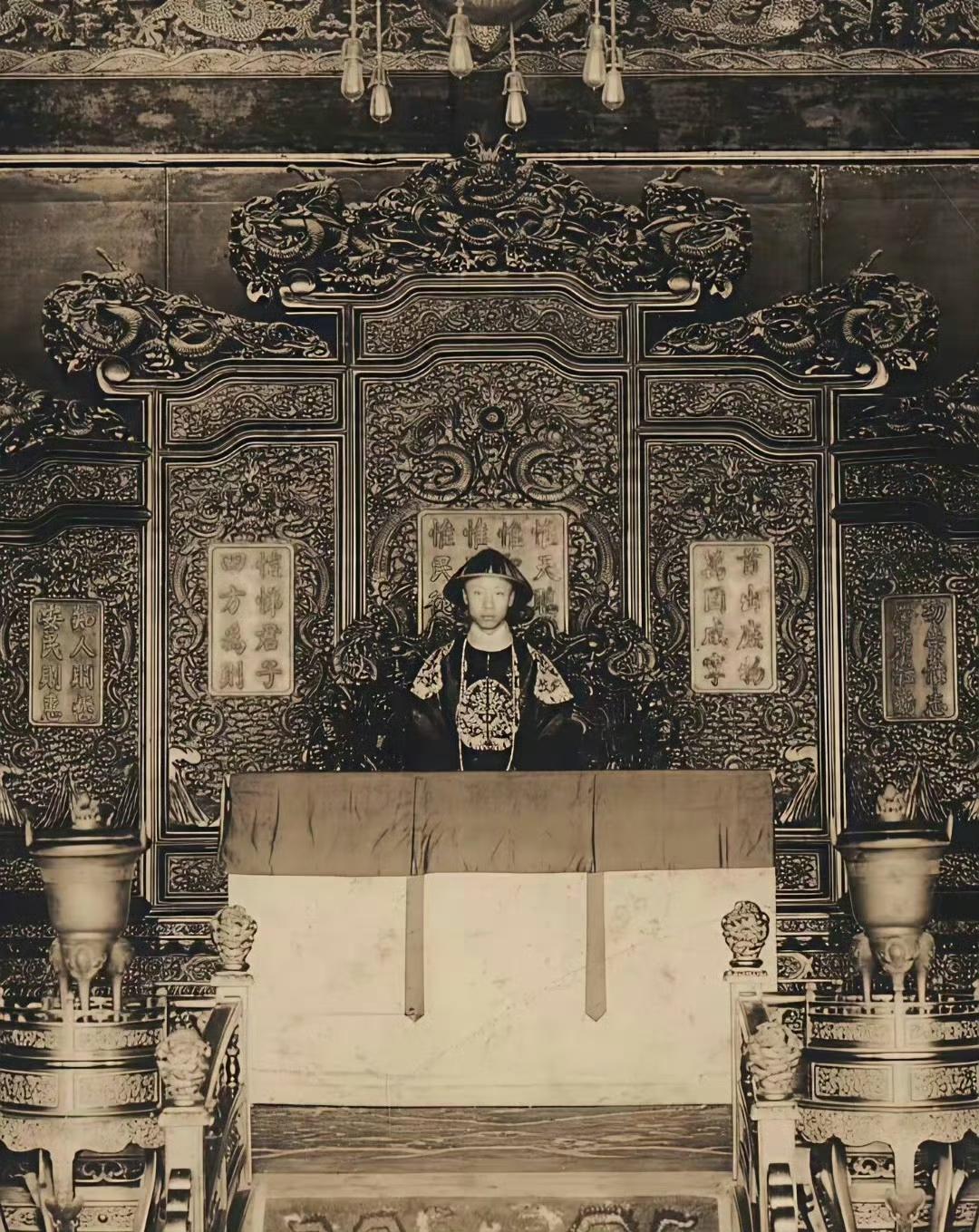 1924年，18岁的末代皇帝溥仪在紫禁城金銮殿前的留影。