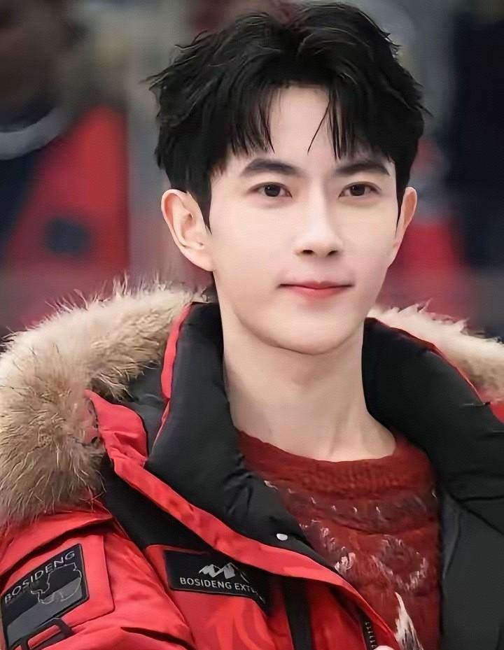 于朦胧，一个带着梦想，从新疆来到北京的追梦人。他说生而为人，向阳而生，一个人自