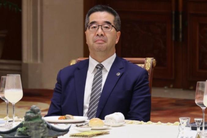 谁能想到？一场南京的晚宴，竟把“岛内政客”的遮羞布撕得粉碎。郑丽文顶着