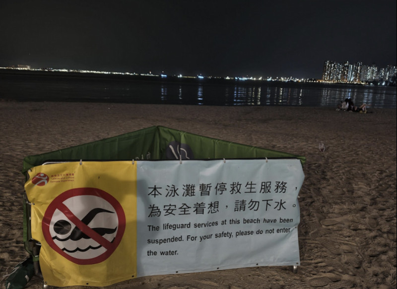 #香港警方证实溺水夫妇送医后均不治#【香港青山湾段泳滩一对年轻夫妇溺水！警方证实