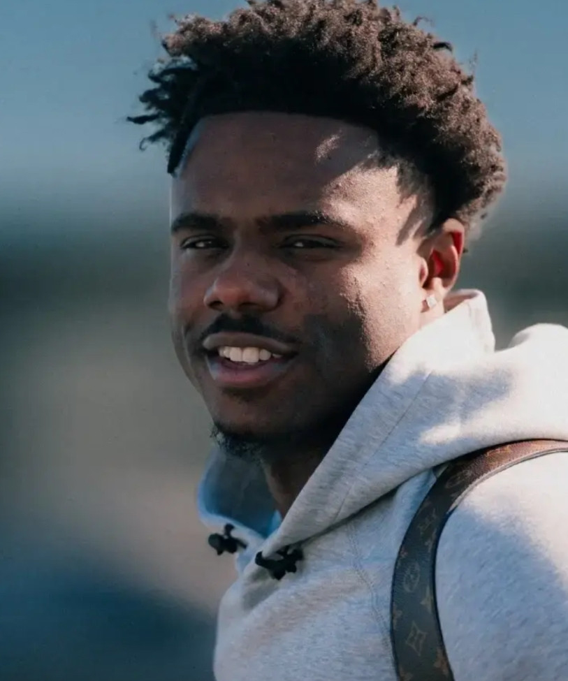 我强烈建议快船主帅泰伦-卢弃用科比-布朗！在今天快船主场以103：121惨败于灰