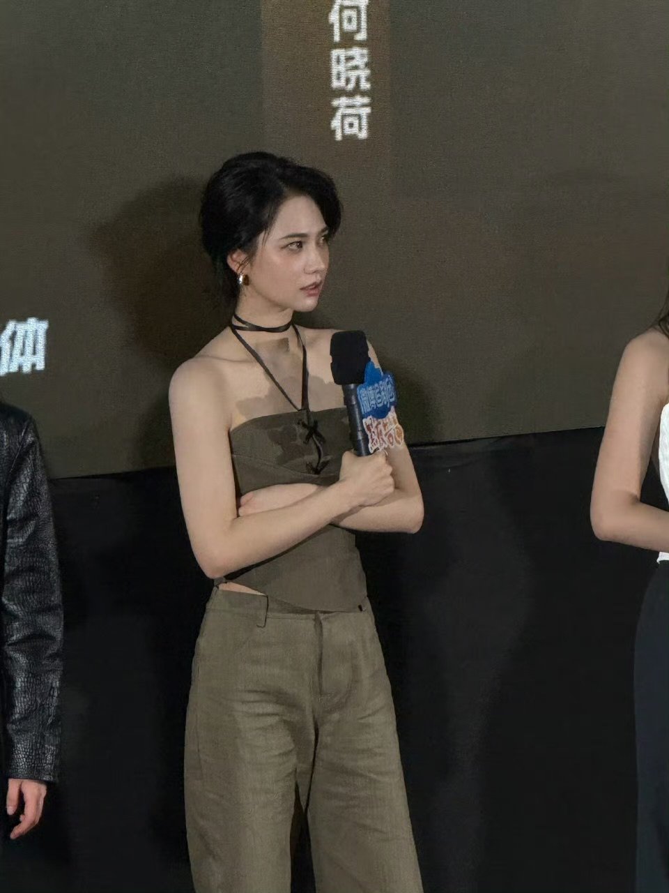 姜珮瑶短发造型姜珮瑶绿色抹胸造型姜珮瑶绿色抹胸造型