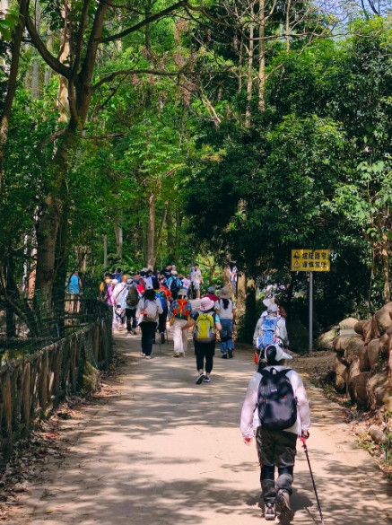 四川省德阳市徒步群主谭姐，于2025年5月2日五一节第二天，组织徒步彭州阳平道观