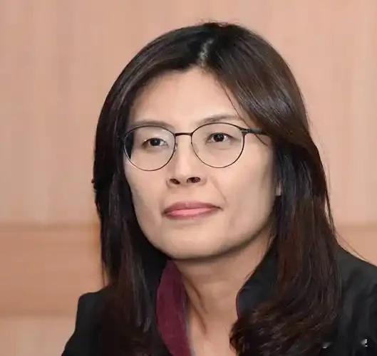 郑丽文在终场党主席的辩论会后，支持率为71%，她谈及两岸关系说：两岸和平非常重要