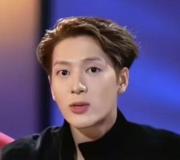 王嘉尔这也太敢说了吧！当着镜头的面直接聊“解决生理需求”，把旁边的主持人都听愣