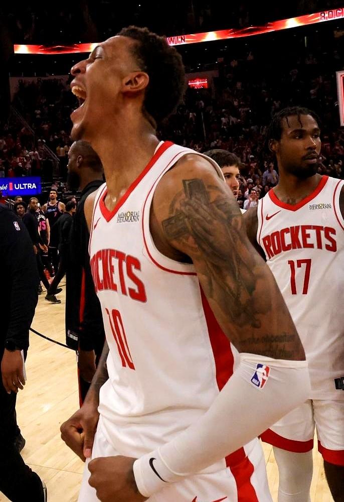 天赋有时候真没那么重要。火箭队俩前锋，贾巴里·史密斯和塔里·伊森，一个休赛期