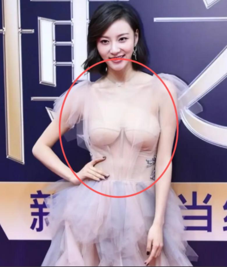 有个很奇怪的事情女人的胸部是隐私部位，陌生人看不得，更摸不得，那为什么有些明