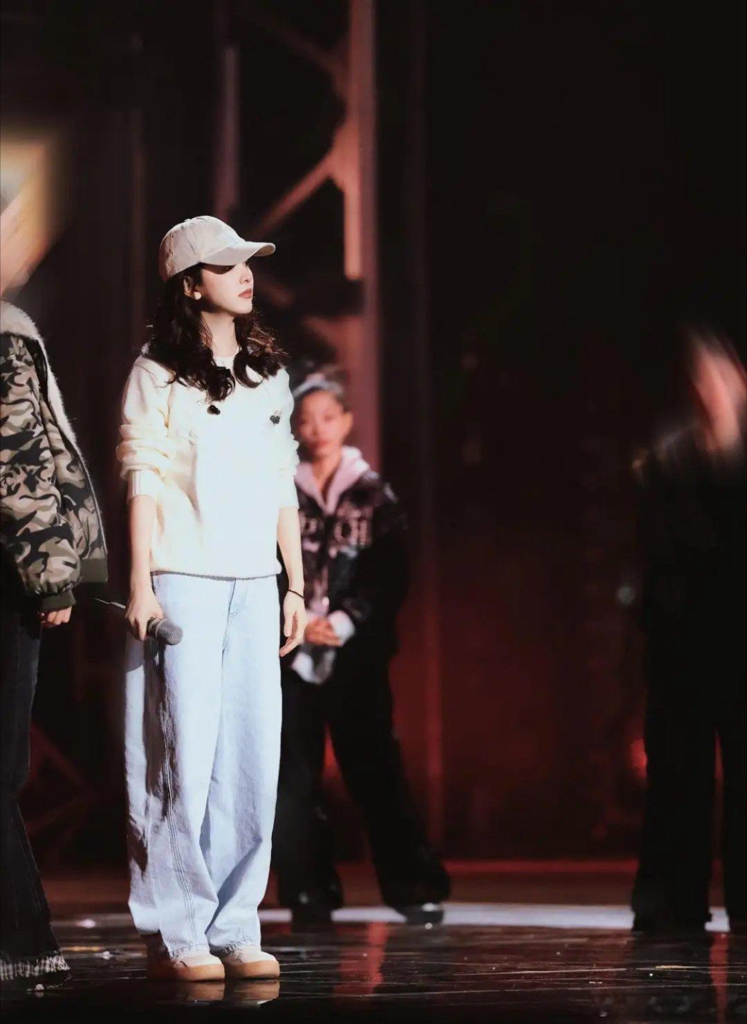 章若楠湖南卫视跨年晚会彩排路透曝光，她与张凌赫牵手合唱，身着浅裙灵动清新，唱功稳