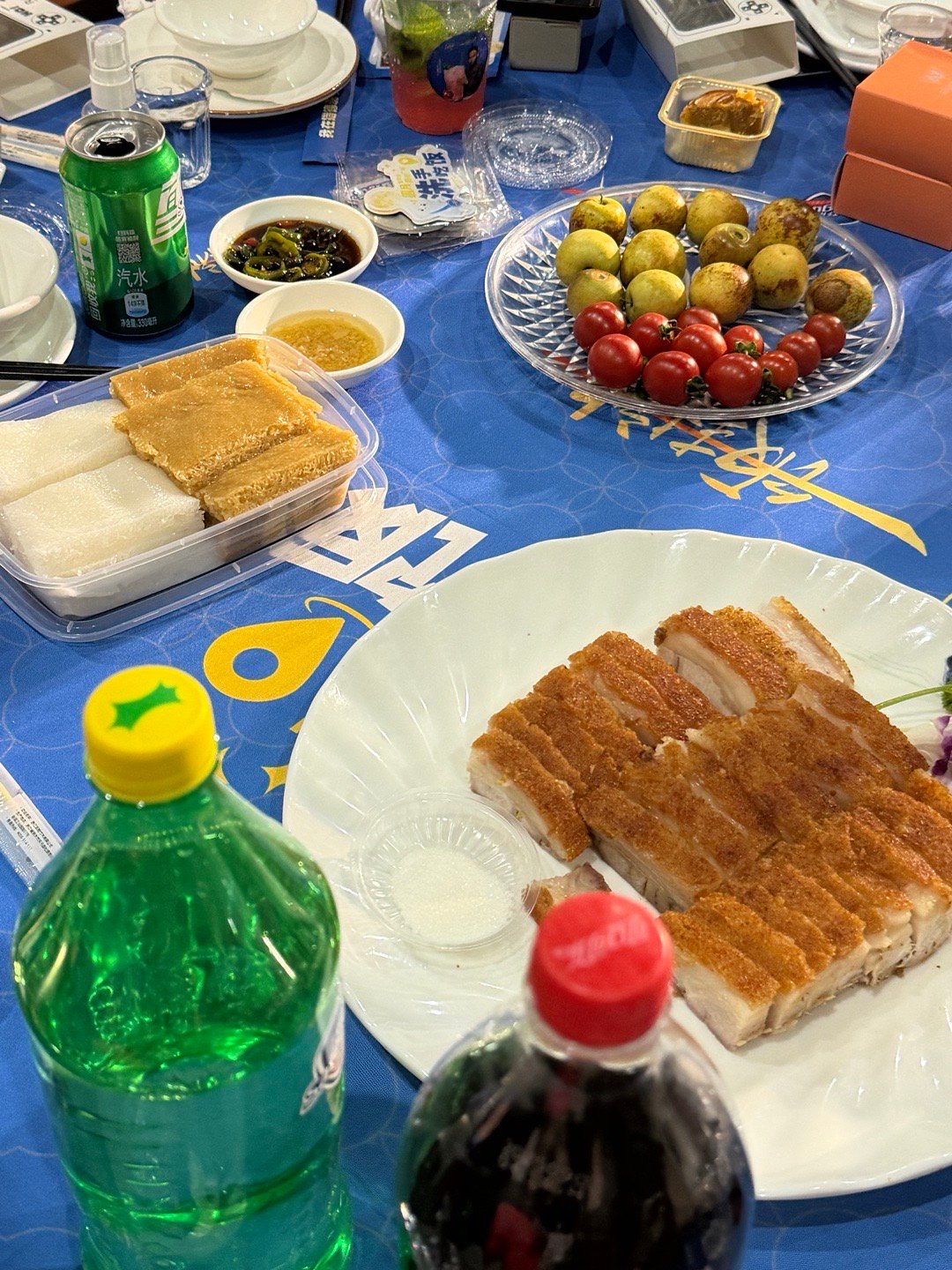 广东的席龙王来了也得吃烧鹅腿油汁滴在盘子里，虾饺咬开爆汁，连蘸碟里的姜丝都切得