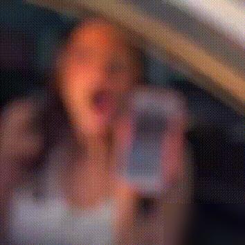 妹子随手一拍，4.8亿播放！只因内马尔路过。你刷到过那个视频吗？妹子对着镜头摆