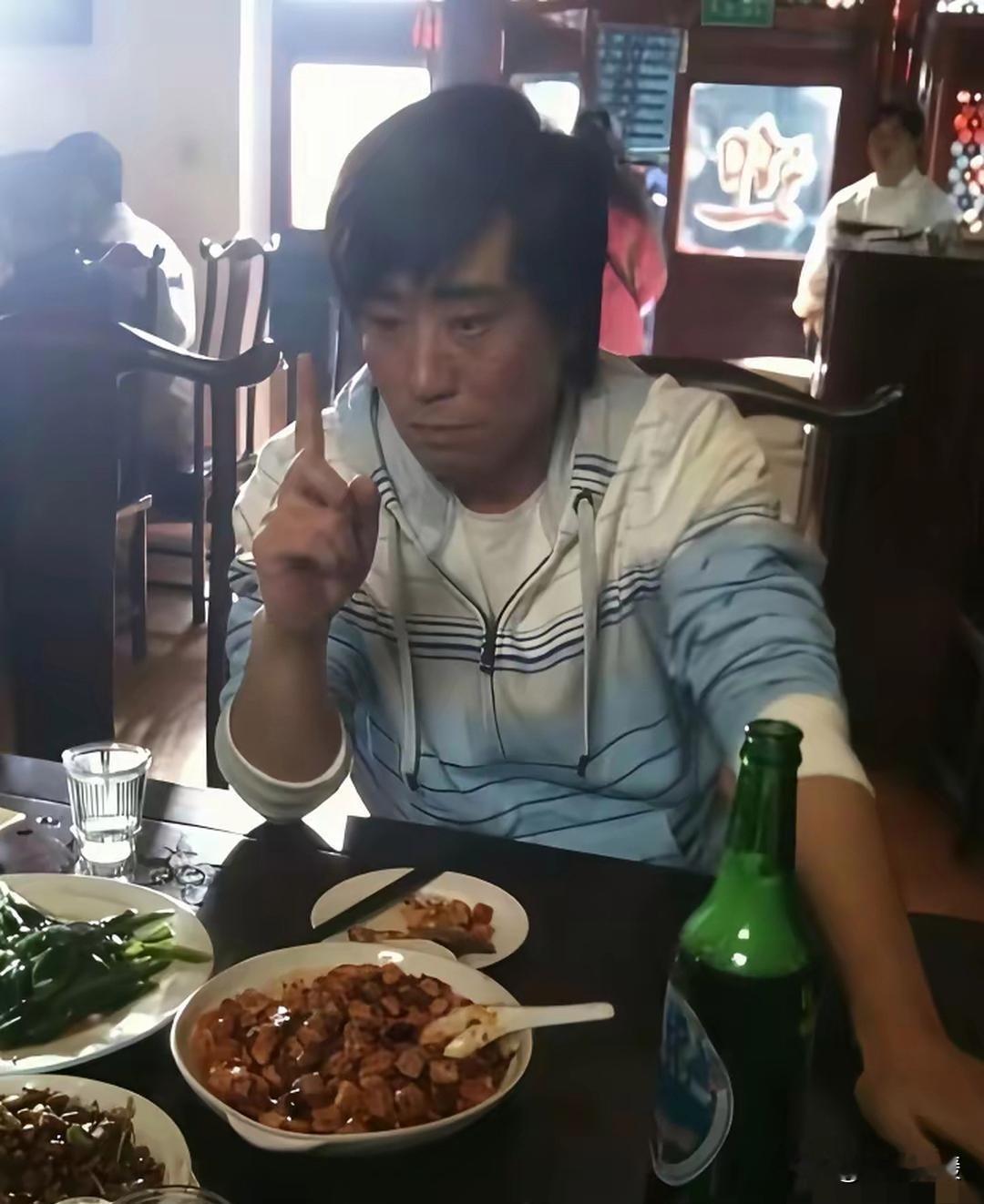 难得一见！尚未走红时的于和伟，饭桌上这股劲儿藏不住气场这张旧照记录了于和伟早年还没大火时的模样。简单
