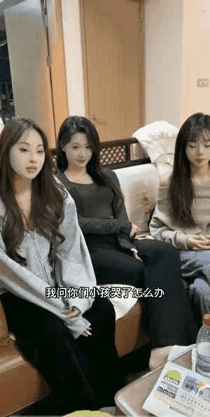 哈哈，这视频太有意思了，女孩们的反应真是太机智啦！问男孩哭了怎么?你们猜最后答案