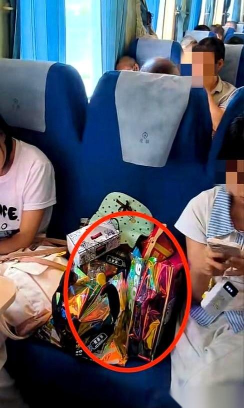三张火车票，俩年轻姑娘，硬生生用薯片和饮料占着一个空座。旁边，买站票的大妈盯着