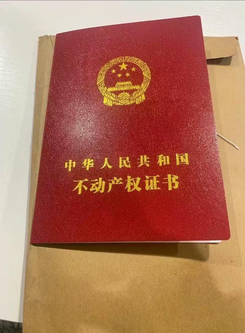 我同事在刚上班时父母就给她买了一个单身公寓，这样不用总租房住，以后结婚了，把房子