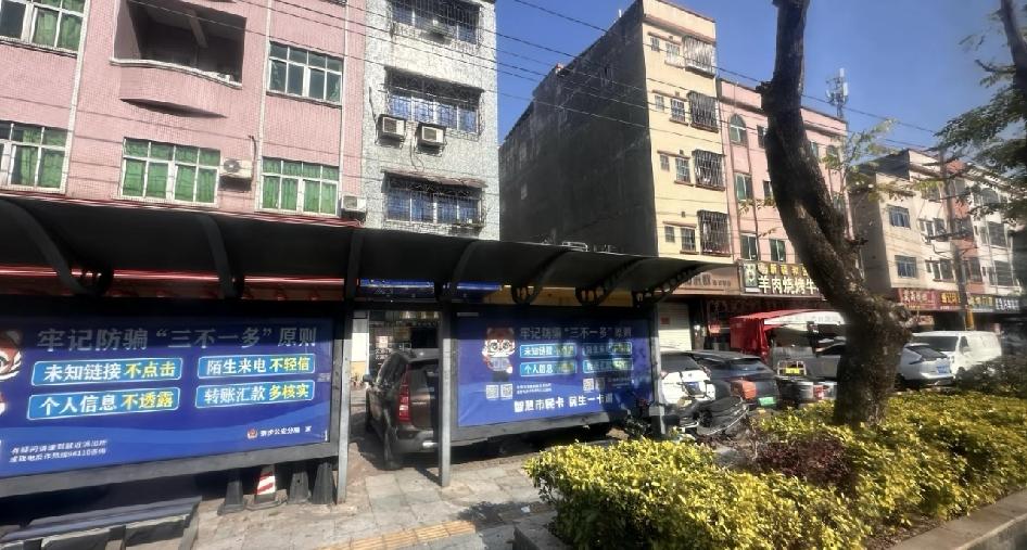 东莞就是一个巨大的乡镇。离开东莞东城街道之后去了茶山镇寮步镇。坐在公交车上