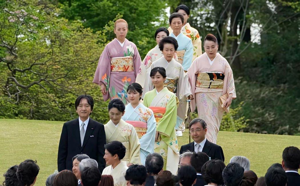 4月22日，日本天皇德仁和皇后雅子，在东京赤坂御苑举办了2025春季游园会，日本