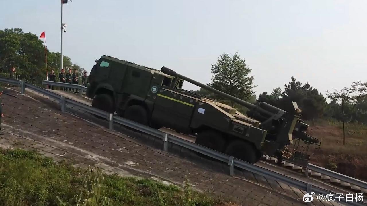 越南军事技术学院的PTH-130自行火炮原型车测试新画面，画面中该火炮系统正在