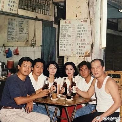 九十年代，周润发、梁朝伟、张曼玉、梅艳芳等人在香港一小饭馆拍的合照，那段日子真是鼎盛时光啊，右一右二
