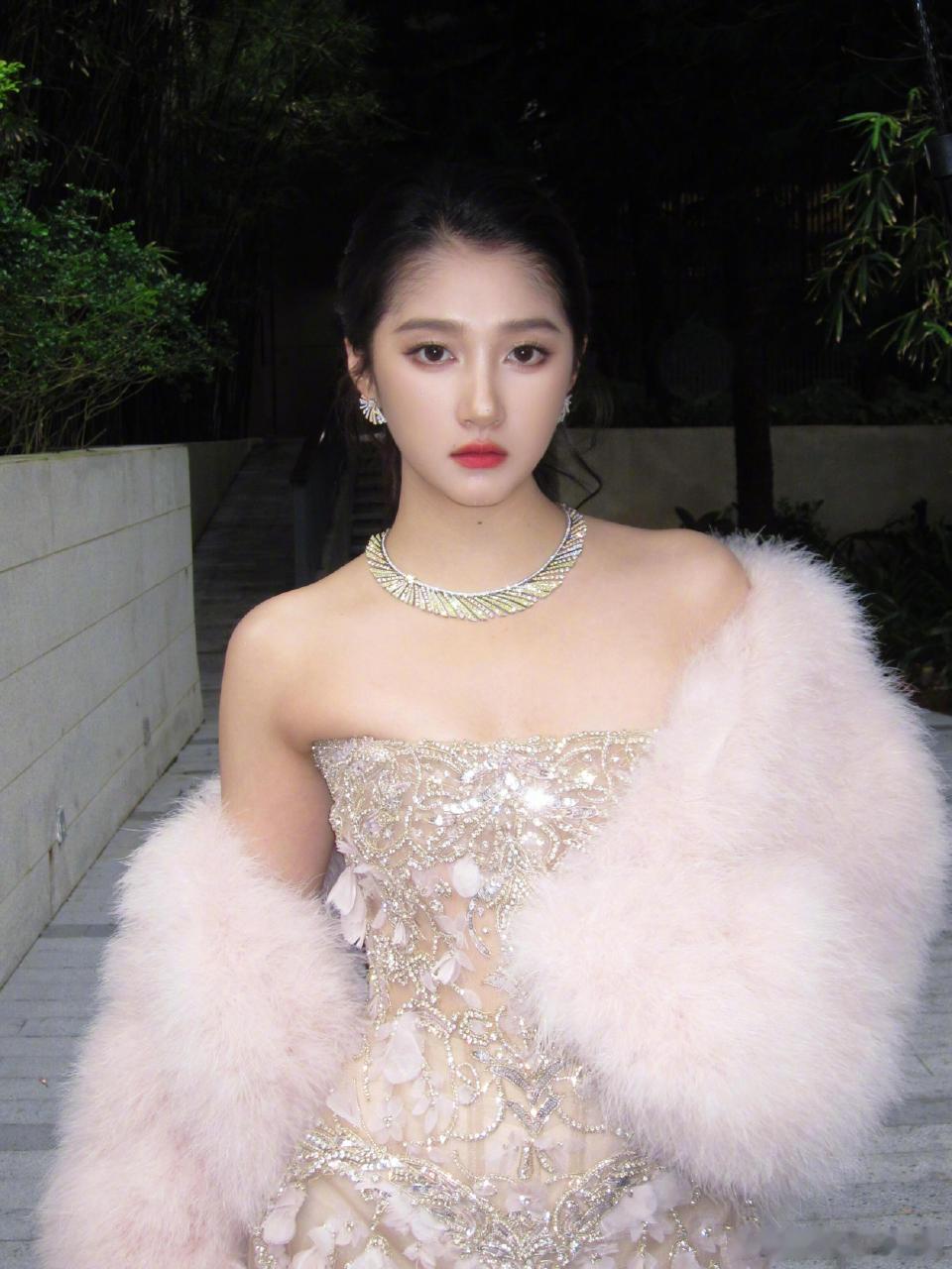 关晓彤聊了半天没认出吴彤关晓彤太可爱了！《王牌对王牌》中场休息和吴彤唠嗑半天没