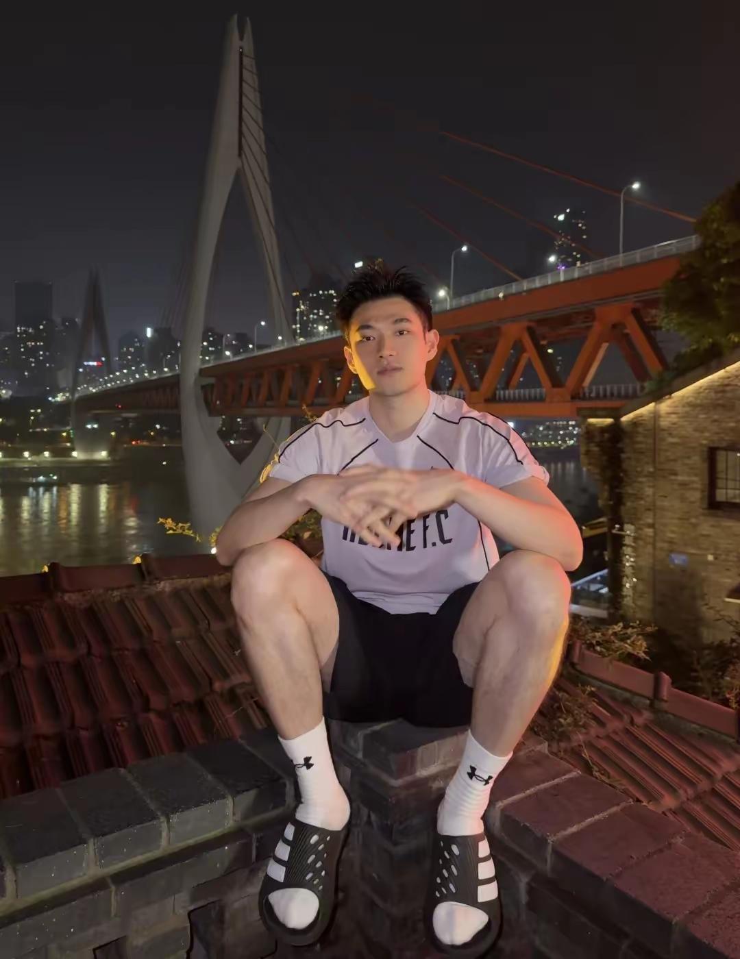 每年一到夏天，我就开始变得特别爱出门。因为随便一个街角，都可能遇见让我心动的人。