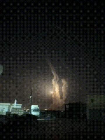 现场曝光：以色列防空导弹空中掉头，击中自己弹药库，引发巨大殉爆。一段视频显示在以