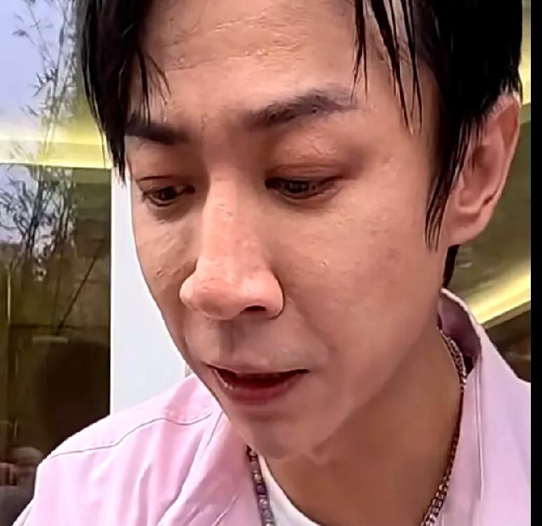 大家发现没？张维伊有个习惯一直改不掉，那就是只要他上综艺，他就总是会有意无意
