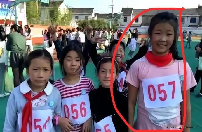 严子怡小时候一点不胖，但个子高、力量也大，高出同龄人一大截，特别是投掷铅球、垒球