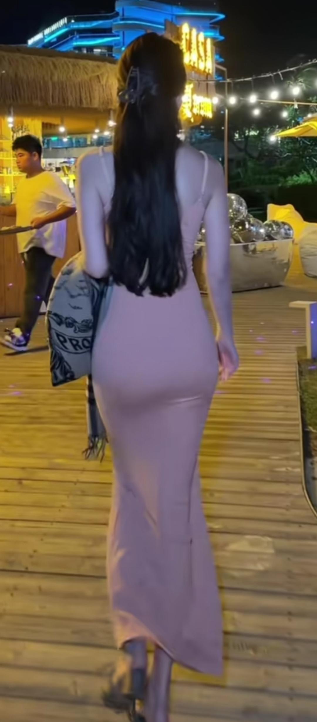 月色如水，佳人独行。