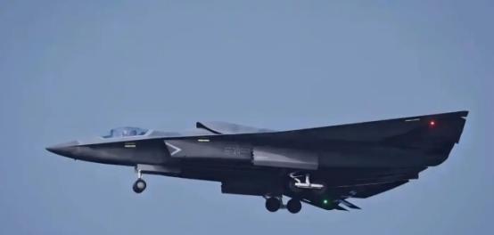 震撼！歼-36最大起飞重量突破50吨，越造越重的背后，藏着硬刚美军的底气歼-