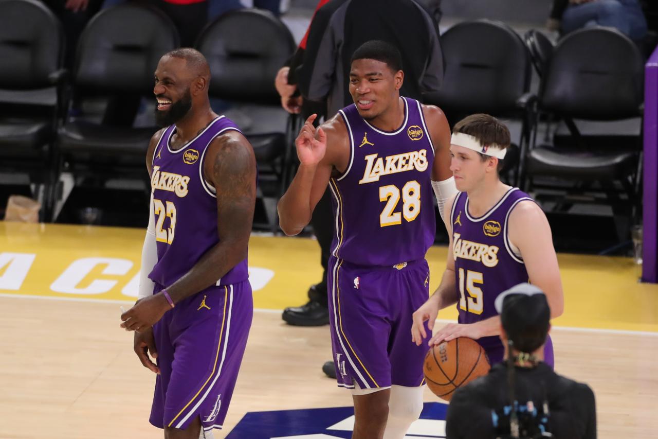 湖人队三分球命中率排名：1、八村塁——48.5%2、尼克史密斯——44.4%