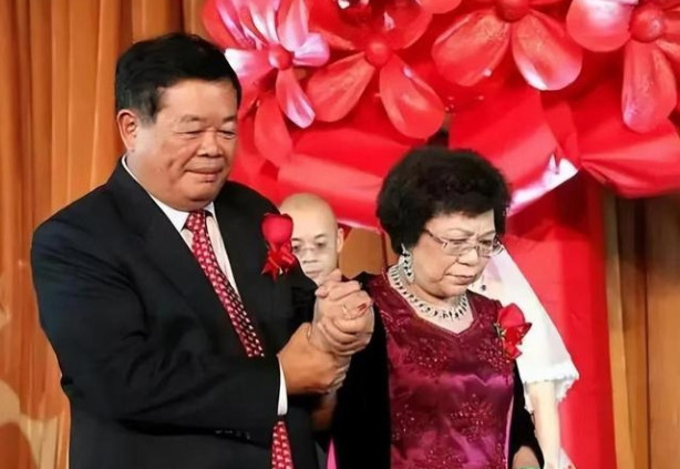 当年，曹德旺的女儿曹艳萍带男友叶舒回家见父母，曹德旺一看这小伙子，就坚决不同意，