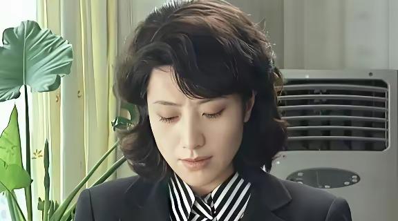 翻看王静早年旧照，瞬间明白当年为何惊艳众人✨年轻时的王静气质温婉大气，眉眼