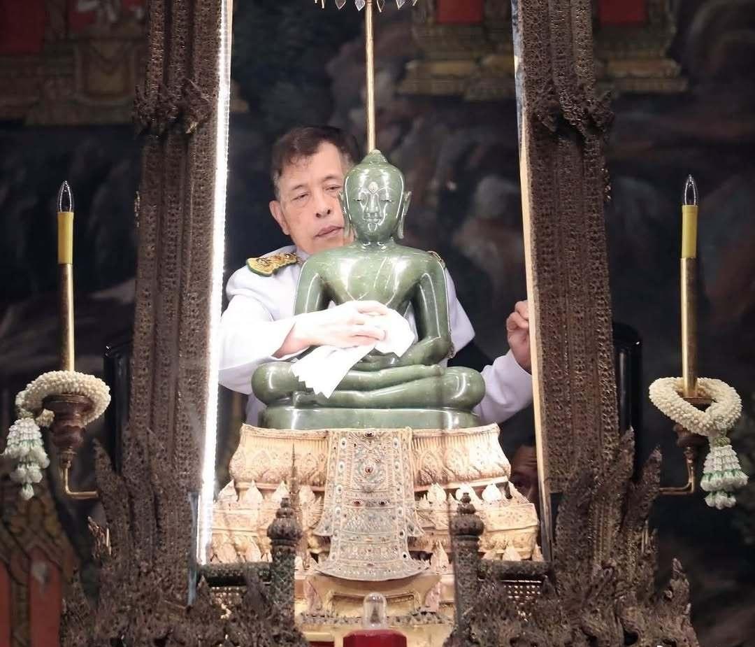 🇹🇭7月30日，哇集拉隆功国王在苏提达王后、思蕊梵娜瓦瑞公主、提帮功王子、诗