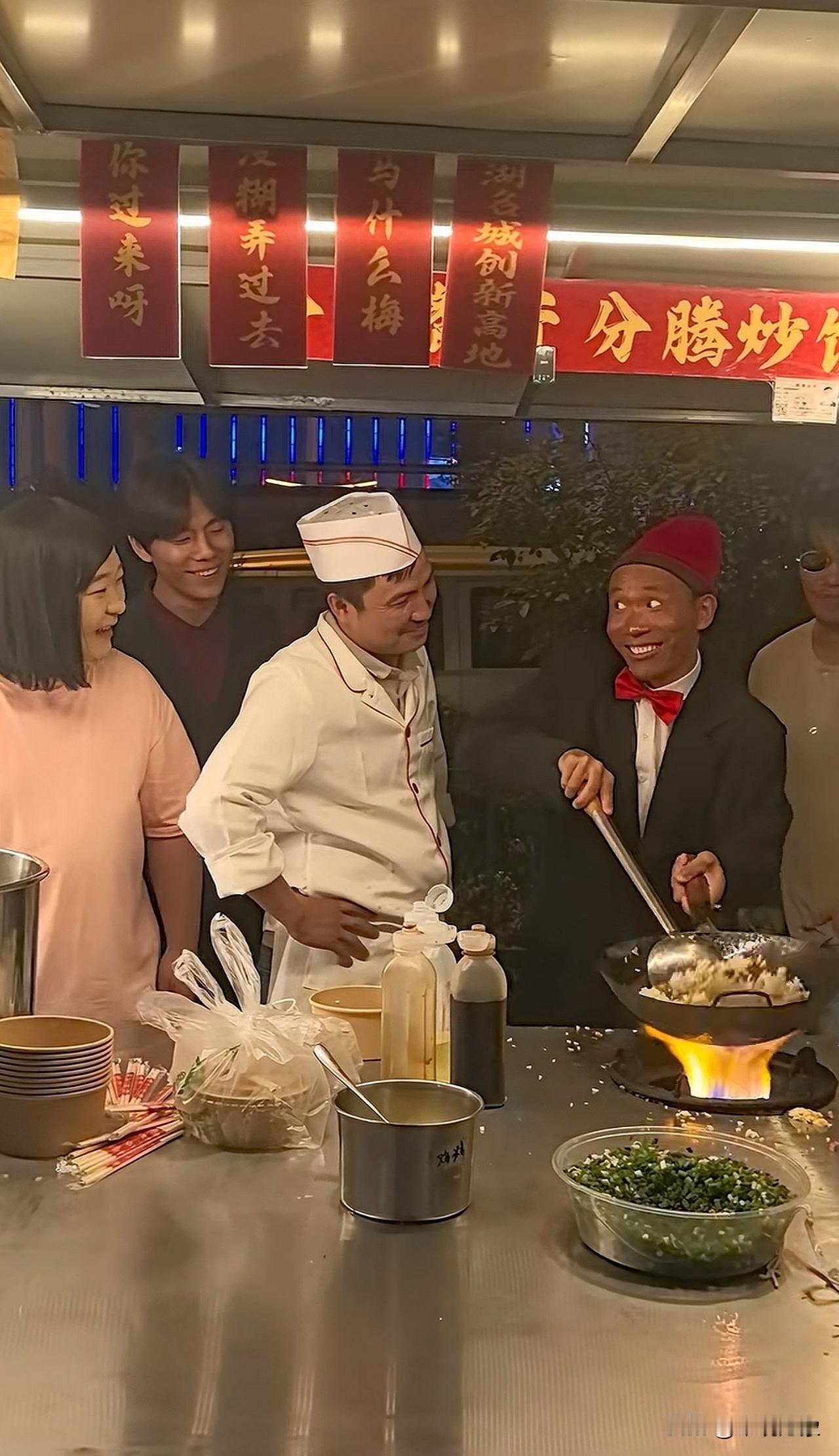 夜市炒饭摊，真是大咖云集，大家看看这都是谁？