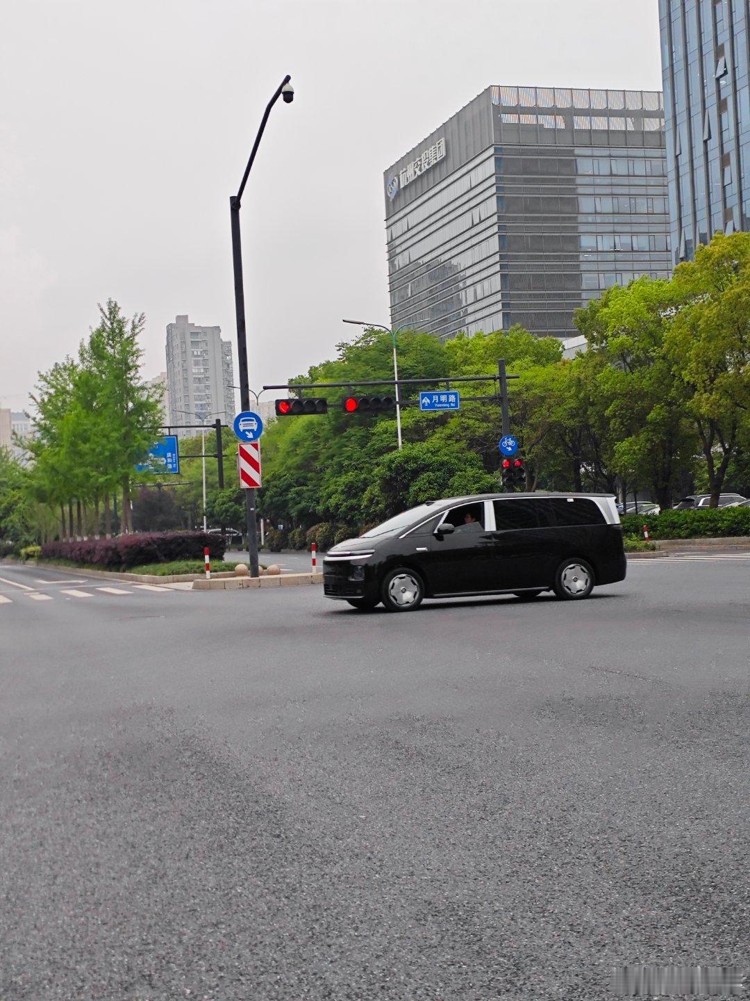 前几天见到了大量零跑D99，尾标型号是D21，是后改的名吧？应该离上市不远了。零