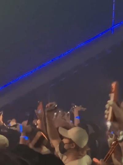 王楚钦演唱会互动高举手环！右手~今天晚上的大头宝宝好萌，要一直这么开心喔！真的