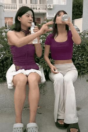 心里变态和扭曲的女人，绝对不算美女！都说相由心生，穿裙子的这个女人绝对不是人！