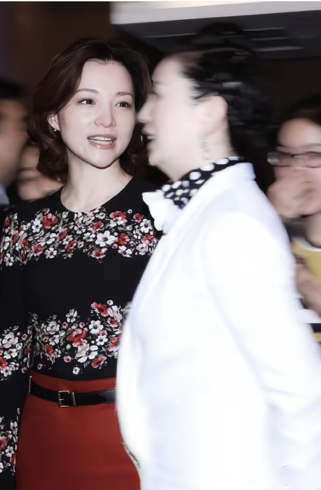 很多人说董卿长的不好看，你看看她的这张素颜照都美的发光，怎么会不好看呢？